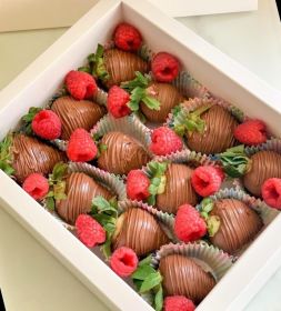 Strawberry dipped in milk chocolate box w raspberries-12pcs